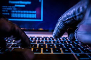 hacker-ciberataque-ingenieria-social-teclado-teclear.jpg
